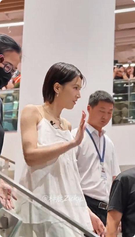 曾沛慈对自己的人气一无所知乘风2026被满满的应援打动，继续加油，向着成团目标全