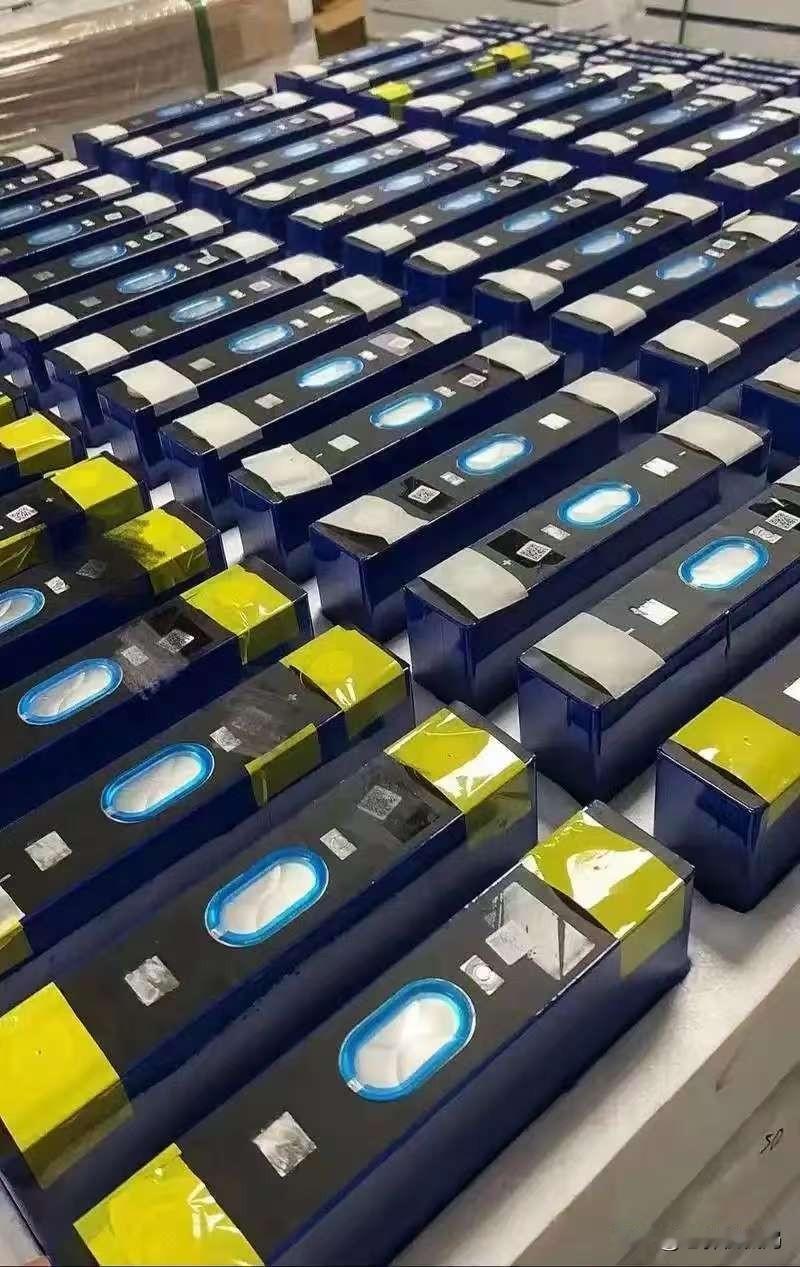 同样是电车，为啥有的一碰就慌，有的却能经住十年的考验？
答案就藏在电池包里——磷