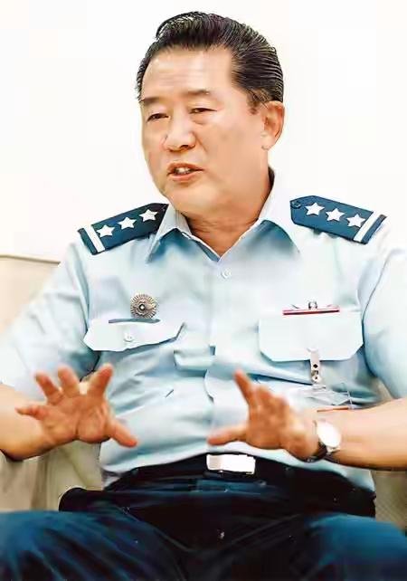 台湾前“副总参谋长”、退役上将夏瀛洲于5月31日提出上述主张，认为此举旨在从内部