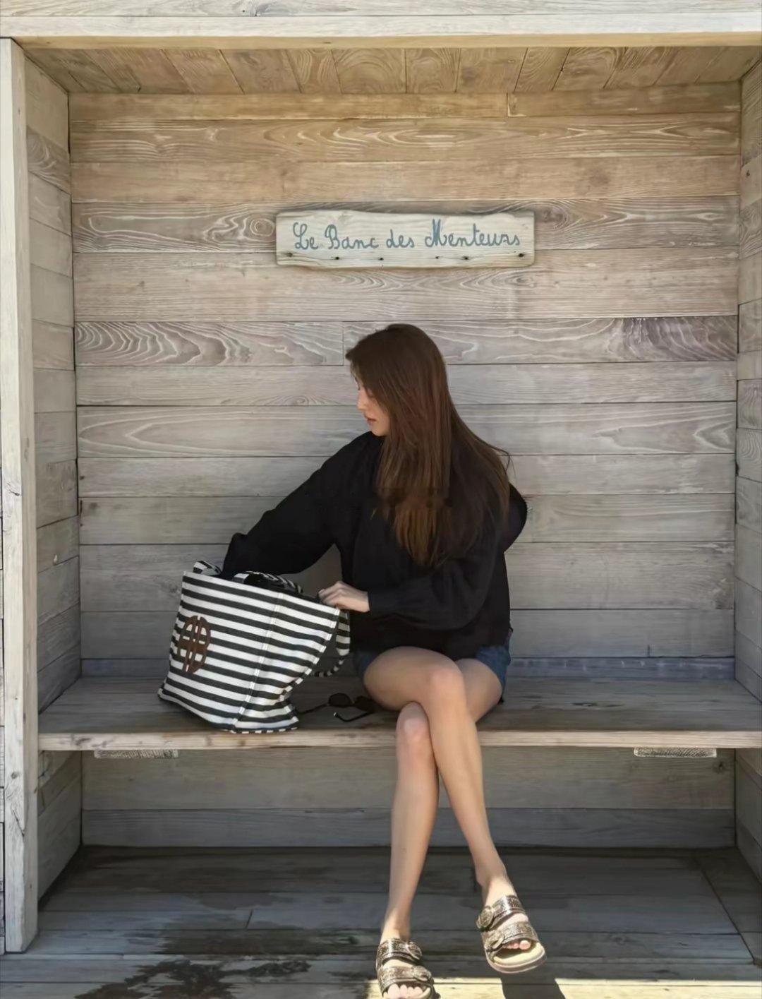 吴千语和老公国外旅游，施伯雄高大帅气，俩人吃美食吹海风好惬意 ​​​