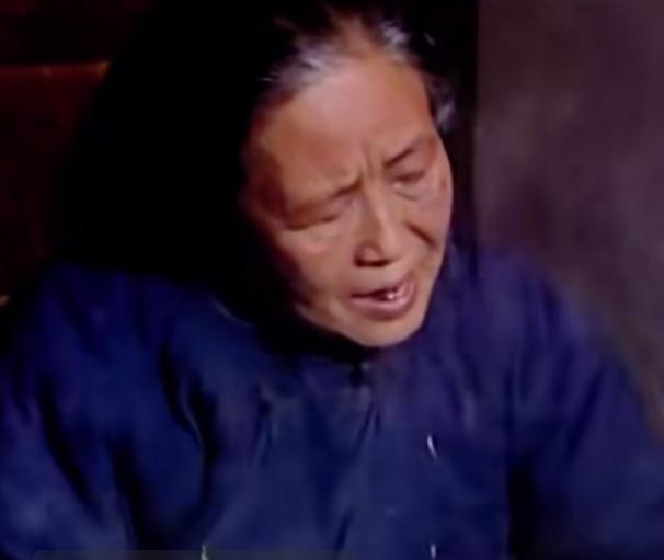 泪如泉涌！临近过年时，隔壁王大妈一直想买条咸鱼吃，盼望着女儿转钱回来买，结果女儿