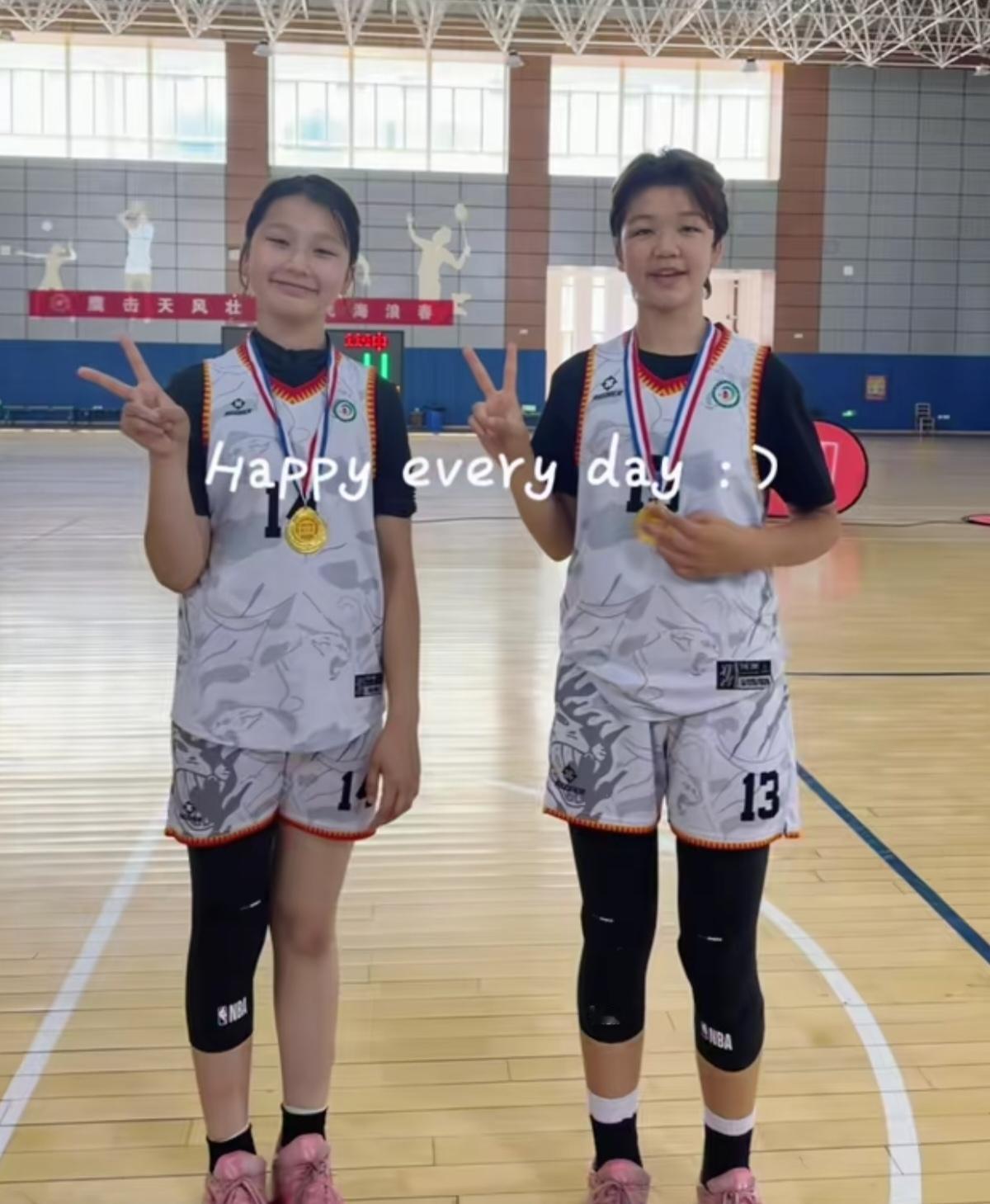 真是将门出虎子呀！昨日，新疆篮协会长买吾兰先生，晒自己的一对女儿，随乌鲁木齐第一
