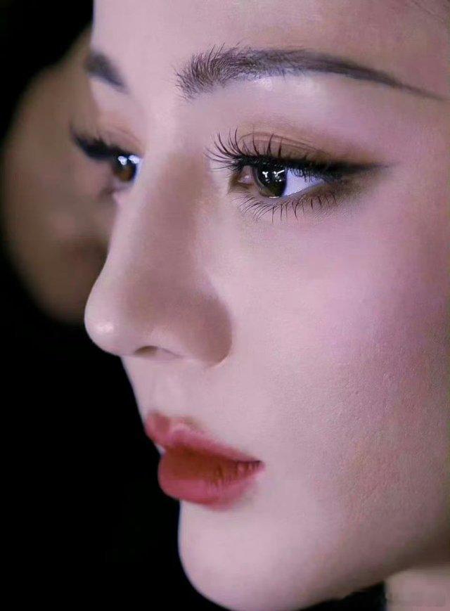 #WWD发的迪丽热巴#所以为什么有些人这么怕这姐出圈[笑cry]，还给锐化下，下