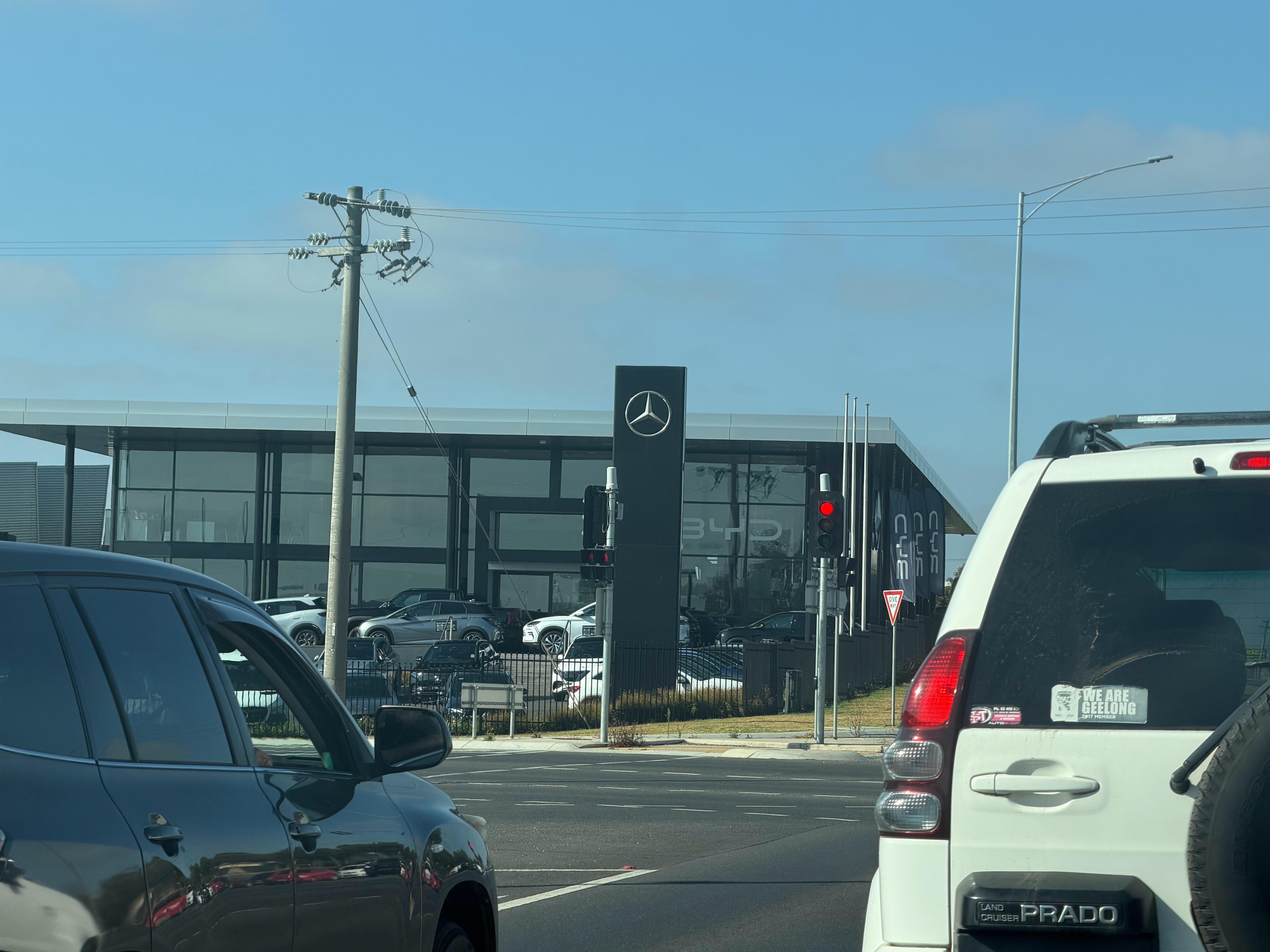 德国奔驰也是个和比亚迪4S开在一起，一个经销商体系，我突然一想，奔驰比亚迪有合资