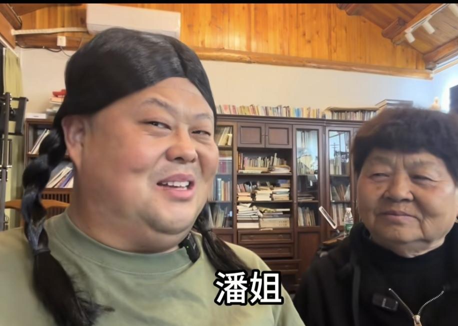 九里山人罗真戴个女人假发，称呼他妈潘姐，问：潘姐，我还能否找到爱情？潘姐回答：你