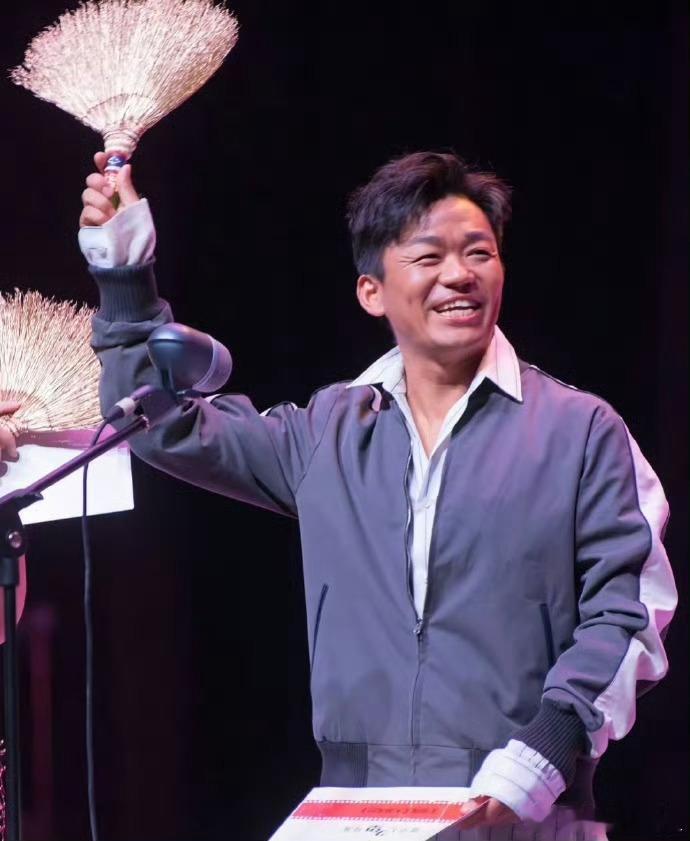 王宝强金扫帚都去了却没来百花奖当年王宝强坦然现身金扫帚奖现场领奖，坦然面对外界的