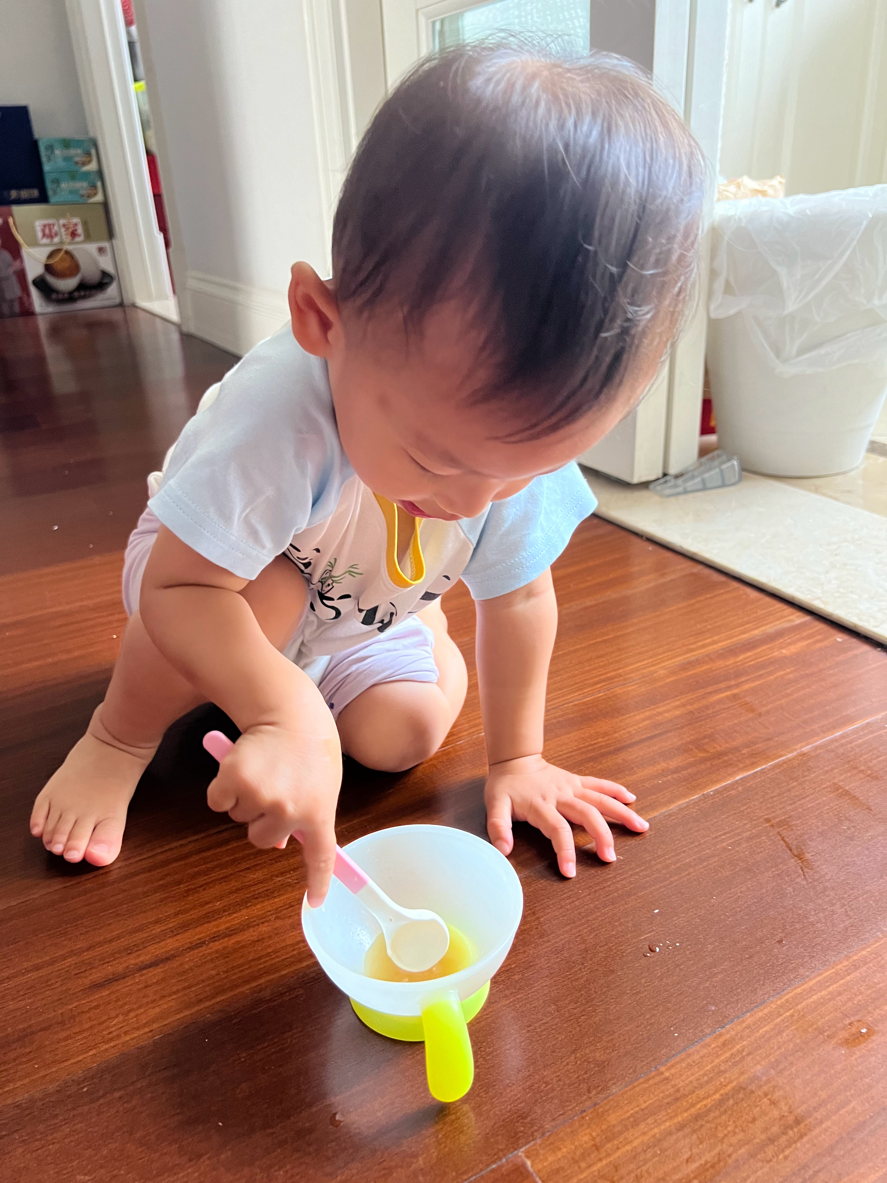 年儿玩画笔把自己的手都弄脏了。举着双手来冲着我啊啊啊地叫，我问她：“谁把你的手弄