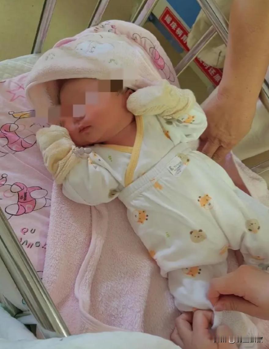 “心太大了！”北京，10多天大的女婴突然便血，月嫂却说是“假性例假”，奶奶不放心