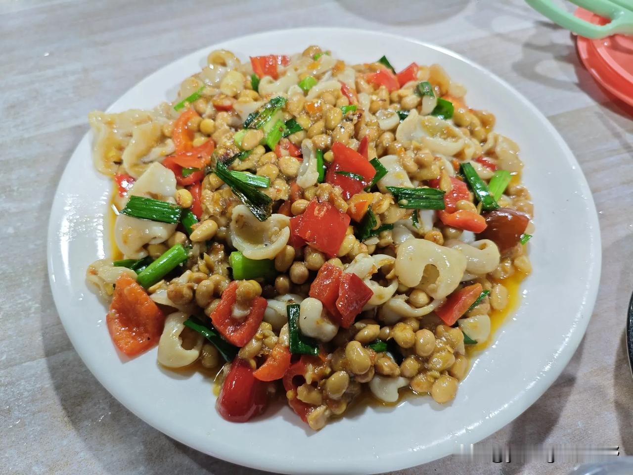 江西赣州的饭菜价格真的不便宜呢。朋友推荐来赣州一定要吃一次霉豆子炒大肠，在店里点