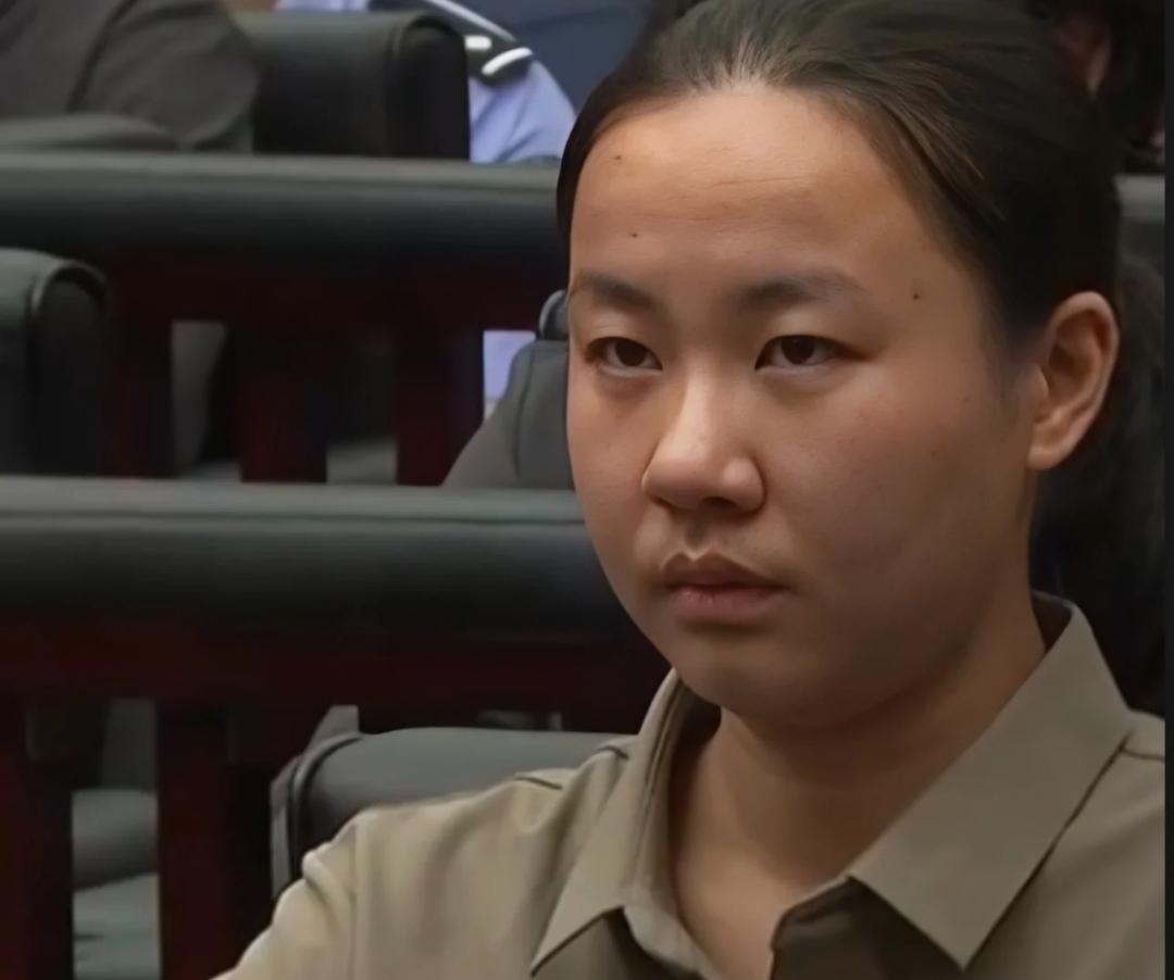 一个人的嘴巴或许会说谎，
但是眼神可一点都藏不住事。
明珍珍这眼神也太吓人了——