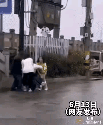 有网友说这才是真闺蜜，值得相交！
一位妻子带着4位闺蜜团成员围堵出轨的丈夫小三。