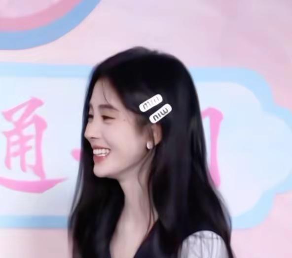 反而呢 露齿笑 更萌了。鞠婧祎 棠洛祎