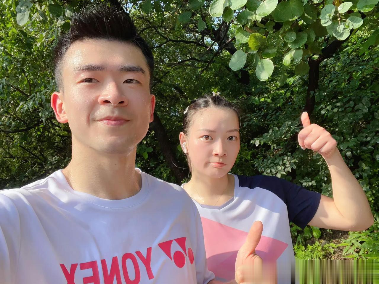 郑思维、黄雅琼积极备战世锦赛
国羽混双世界第一郑思维/黄雅琼雅思组合最新🈴照
