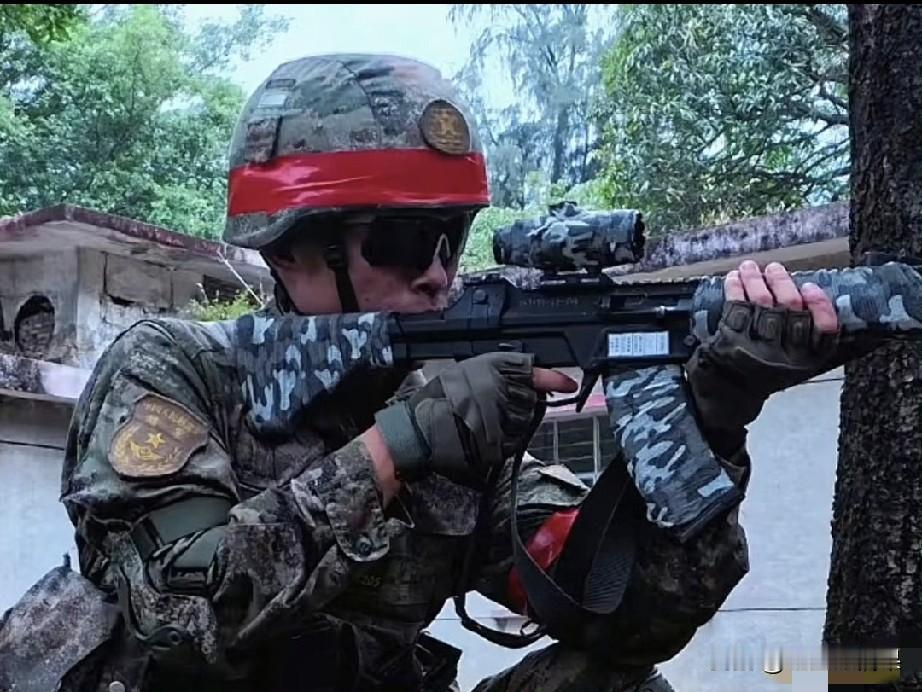 这是什么情况怎么也学战场上的俄军缠绕红胶带了。
不仅仅头盔上手臂上也有，难道在战