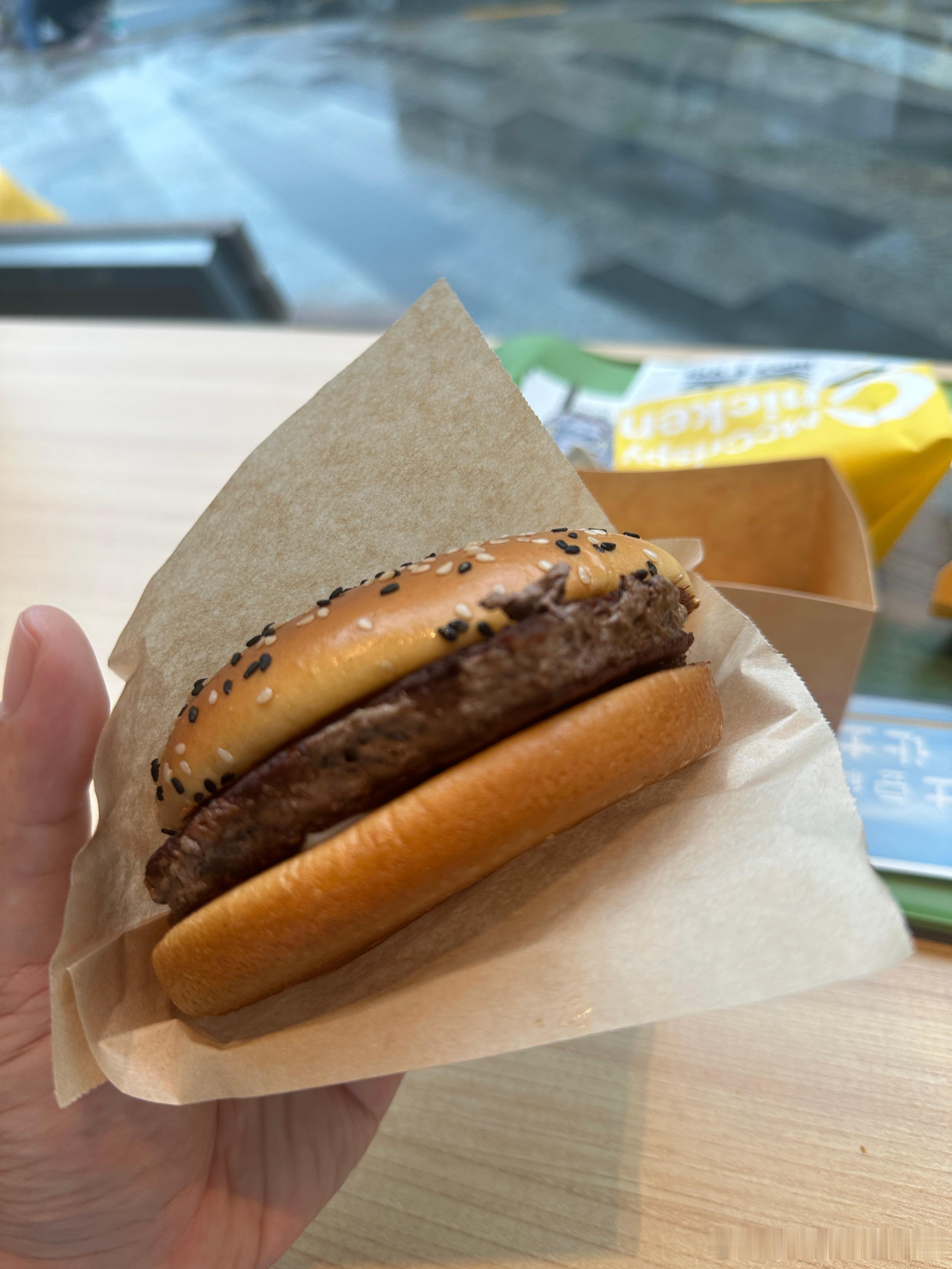 今日午餐，麦当劳安格斯汉堡，我还以为没有给我放番茄片，结果藏在里面很小一片[二哈