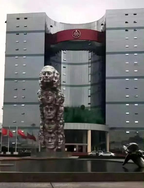 网友：有人清楚五粮液公司门口这雕像有什么寓意吗？
