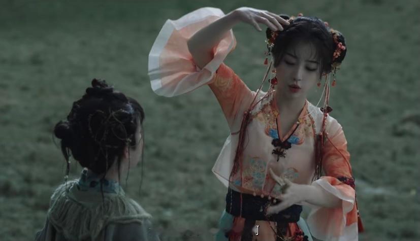 #永夜星河17集# 妙妙要变秋千，翠翠变不出来，而慕声一下子变出来了，然后妙妙说