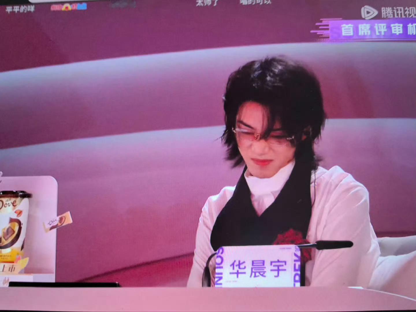 华晨宇的表情 可爱到犯规了喂  花花这个表情可以做成“好听认证”专属贴纸了 选手