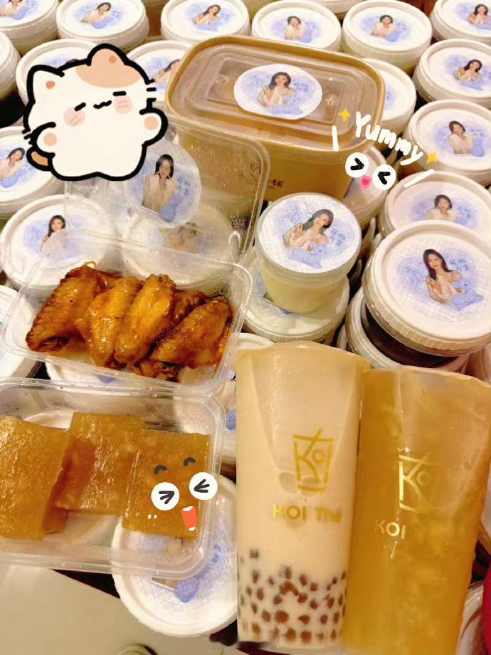 白鹿请吃饭喝奶茶的漂亮姐姐谁懂白鹿的开机逆应援！满满一桌吃喝分给粉丝，准备得特别