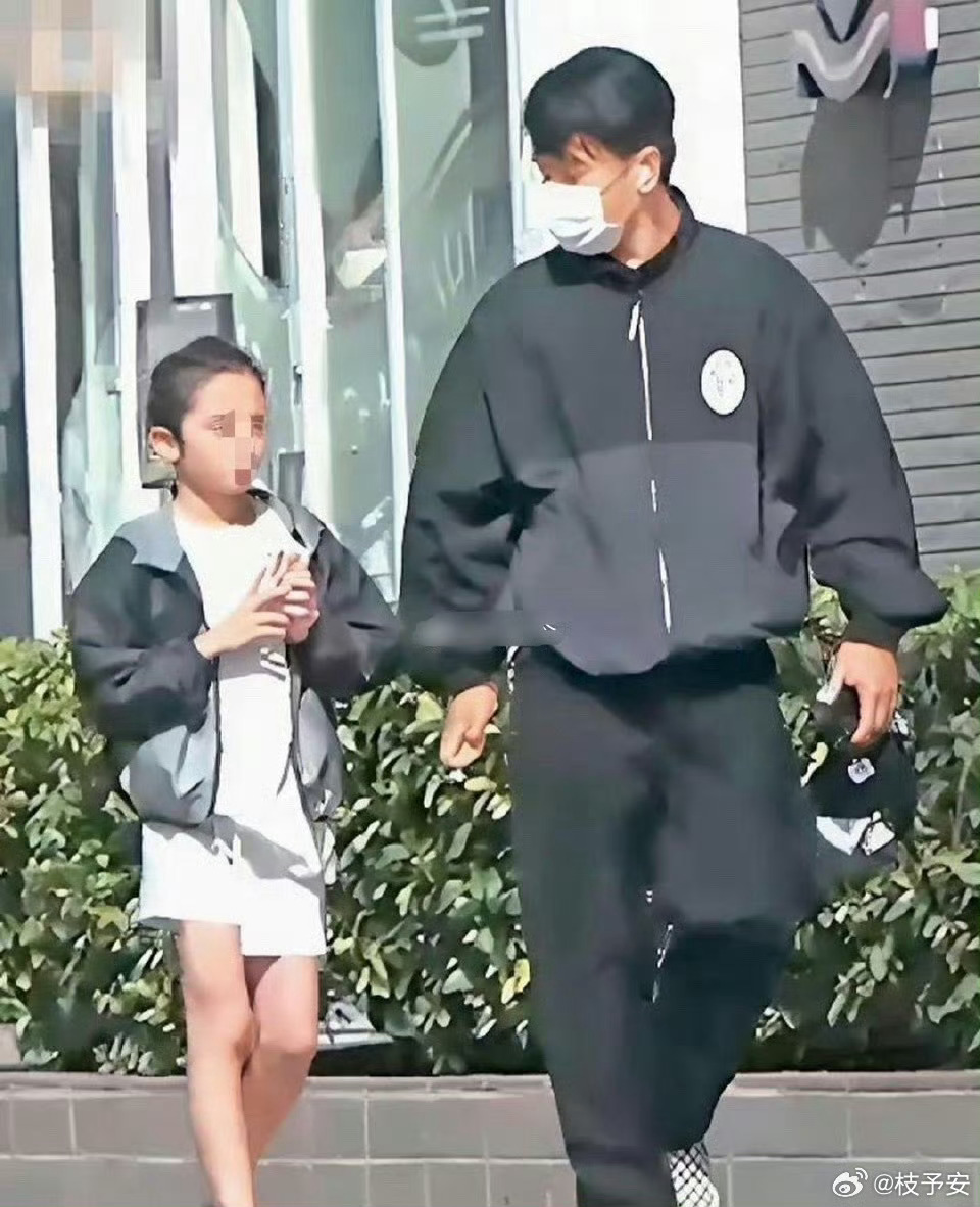 没想到小糯米已经十二岁了，孩子平时基本都是刘恺威负责接送，每天都会出现在学校门口