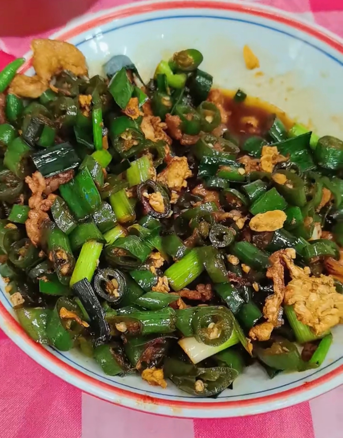 【玉林某店一个菜有几片肉鸡蛋另外是辣椒】近日，网友分享：玉林市的某餐厅去就餐点了