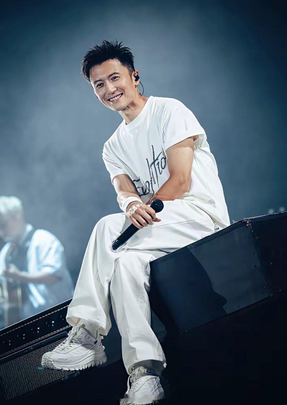 谢霆锋鸟巢开唱，两场狂揽7200万，结果自己到手就这么点？账面上看，票房6200