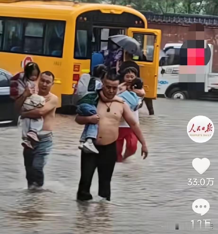 央视为他西安好叔叔点赞👍雨中接力转送幼儿园孩子[给力]
近日，陕西西安，
连降
