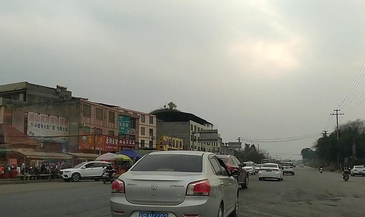 有网友说：为什么清明假期去广西玩那么堵啊？我……
清明是广西人非常重视的祭祖时节