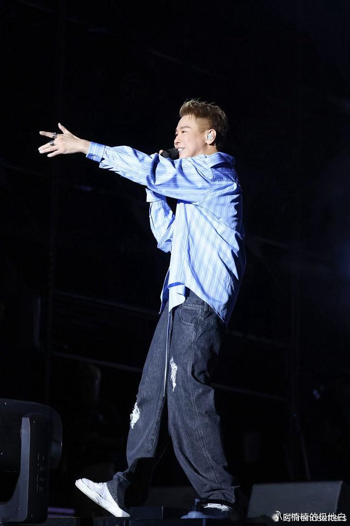 艾福杰尼追星陶喆 谁懂这种追星的快乐！艾福杰尼去陶喆天津演唱会，初中就听他的歌，