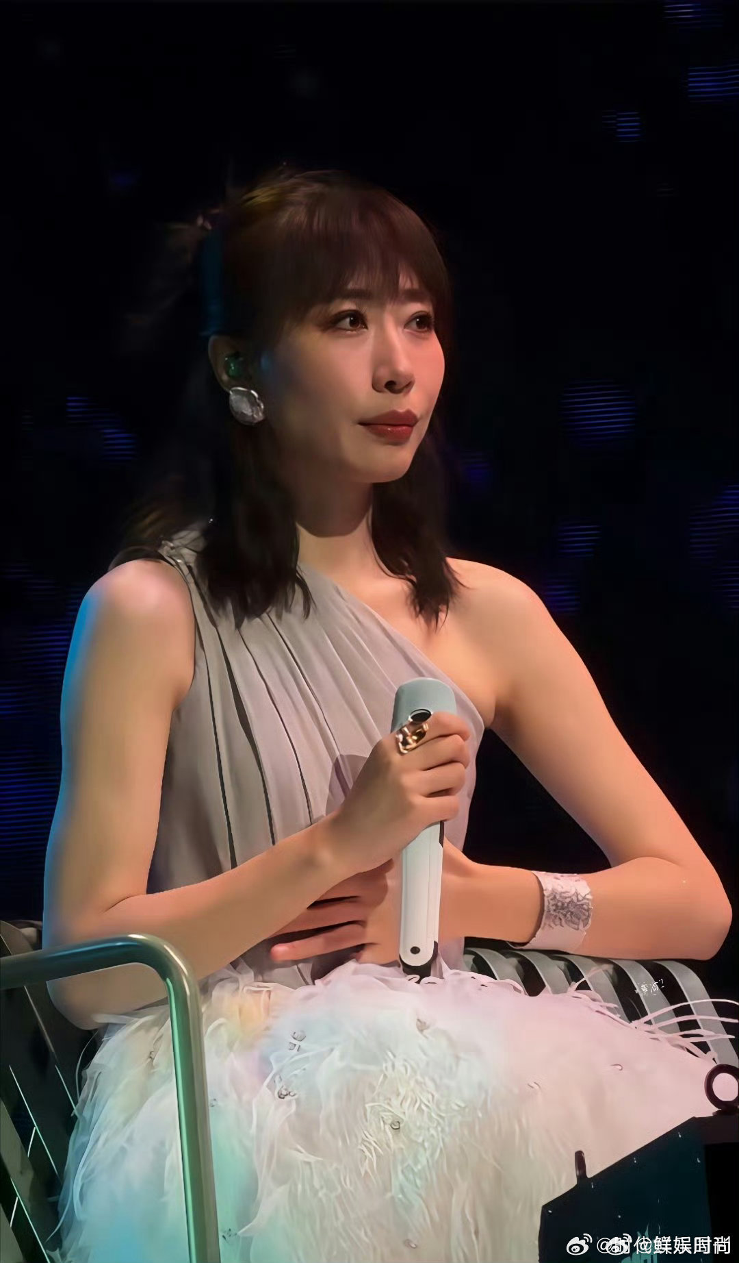 任素汐演唱会深圳站 任素汐我欠你啥子嘛一句歌词火遍全网，网友纷纷调侃亏欠一张现场