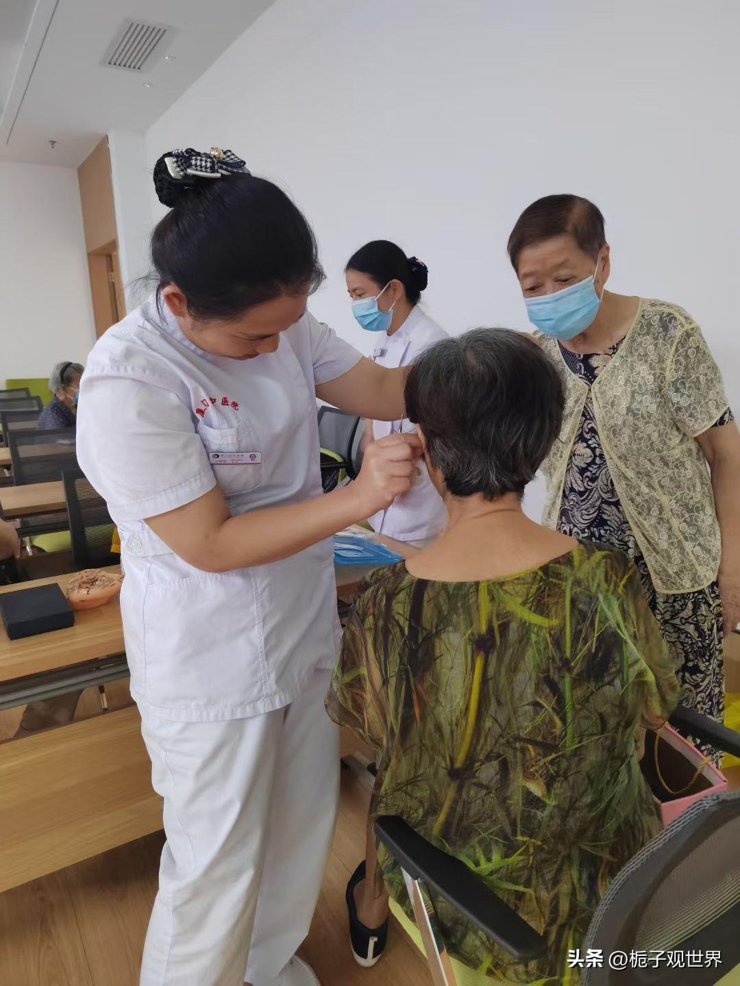 春天是过敏性皮炎高发季，如何来预防呢？
      很多人一到春天，面部、颈部、