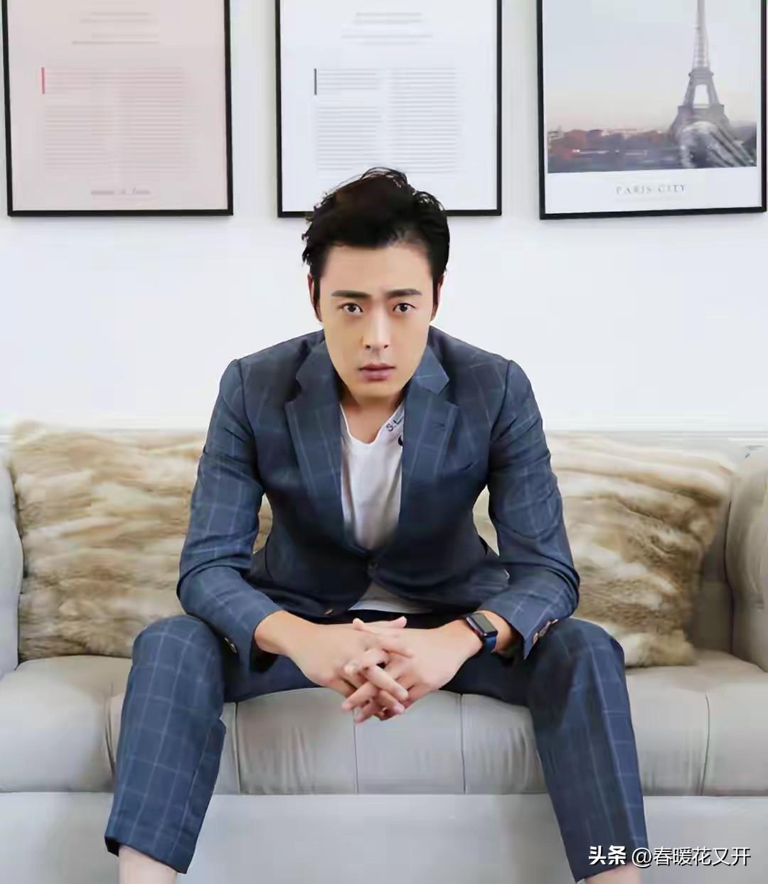 张桐不仅能武，还能文，看看《觉醒年代》中他扮演的李大钊先生，就知道他不只能演魏和