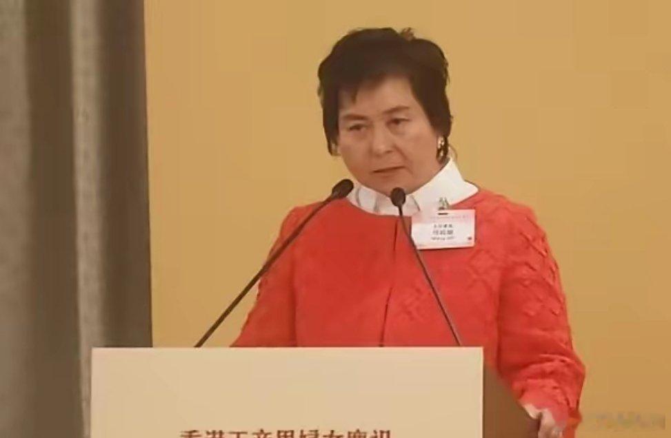 现在最伤心的人，估计就是何猷君了吧，他最爱的姐姐何超蕸离开了，虽然是同父异母的姐