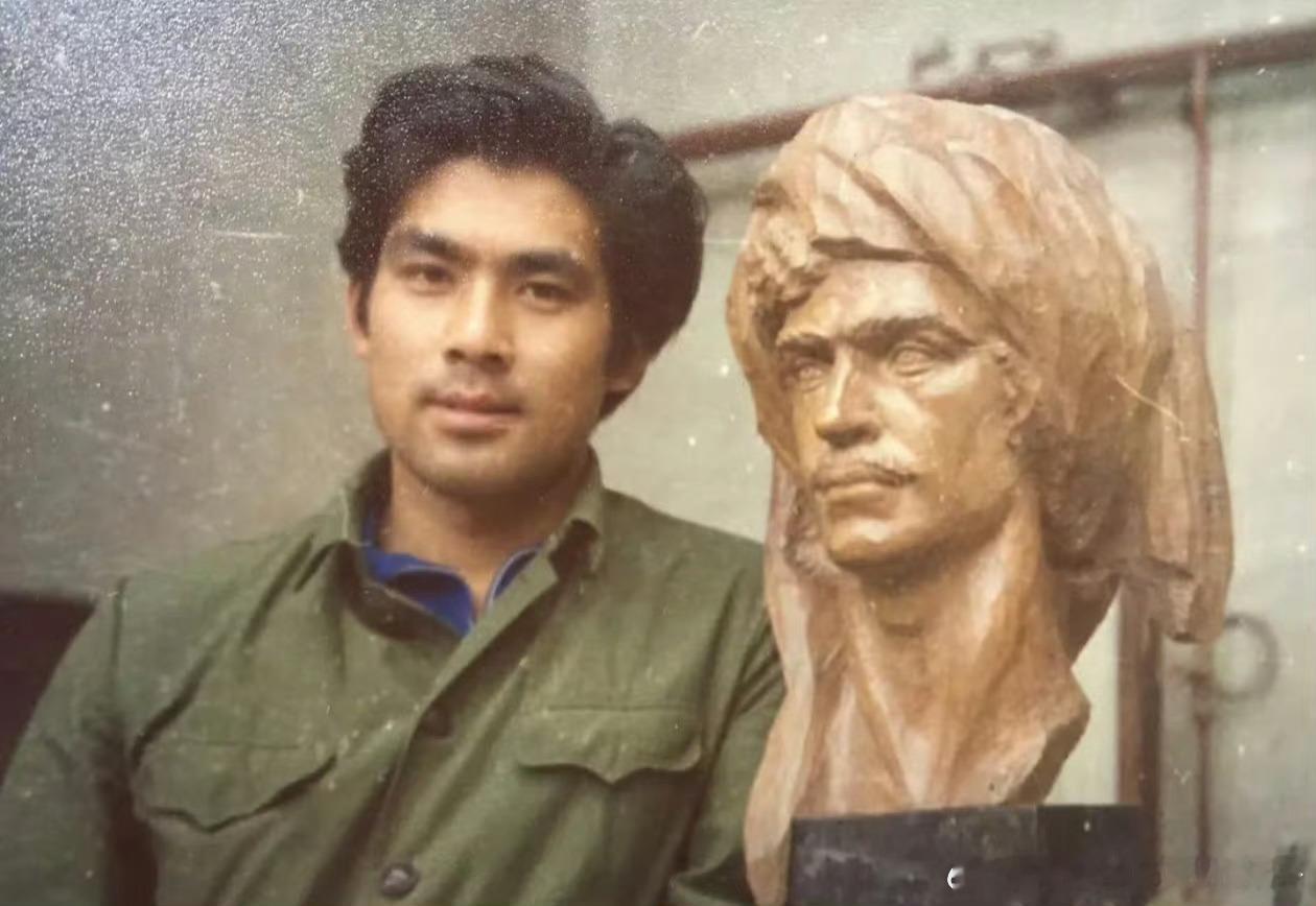 【老照片 | 青年时期的朱时茂】朱时茂是一代人心中的“银幕帅大叔”模板，颜值兼具