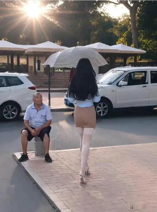 当清晨的第一缕阳光洒落在大地上，大爷满脑子都是少年时的模样。回不去的时光，忘不了