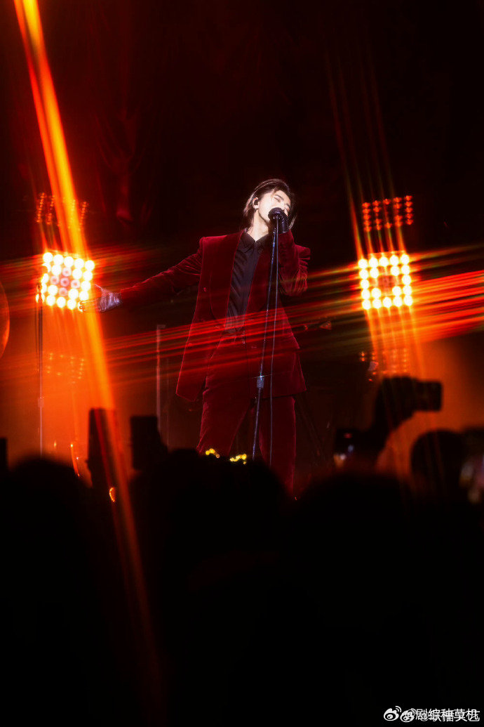 蔡徐坤洛杉矶演唱会舞台照蔡徐坤演唱会舞台照 蔡徐坤洛杉矶演唱会舞台照，期待更多舞