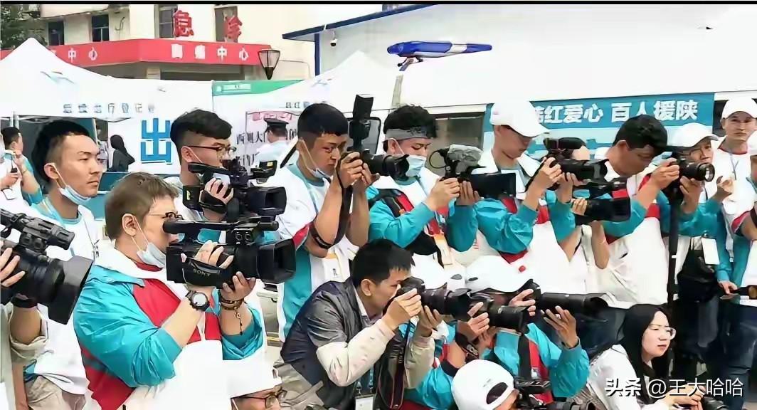 浩浩荡荡，大张旗鼓做慈善
   “走个面”带领百十号人去了内蒙古，几乎全程都有人