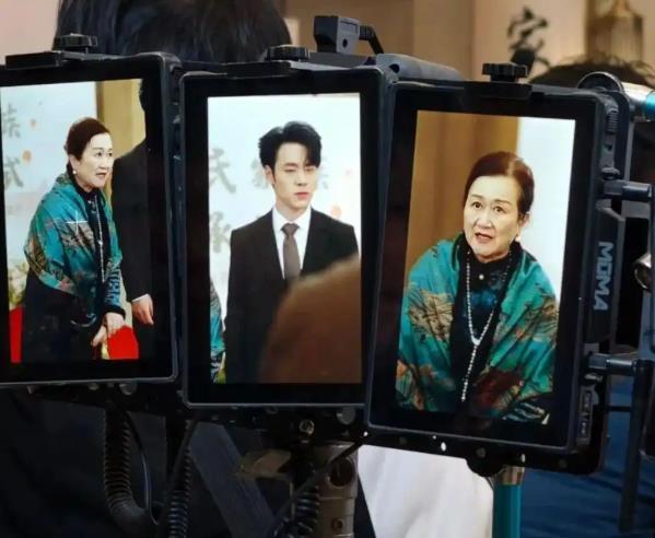 60岁退休干部变身短剧顶流！300个恶婆婆角色让她火出圈 当同龄人在跳广场舞带孙