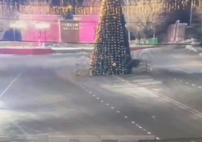 【加速进入新年？哈萨克斯坦一司机夜间漂移撞倒新年枞树】
近日，在哈萨克斯坦萨雷阿