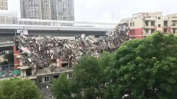 地铁疑因钉子户改线 花5亿拆迁一半


近日，武汉多家自媒体发文称：武汉地铁11