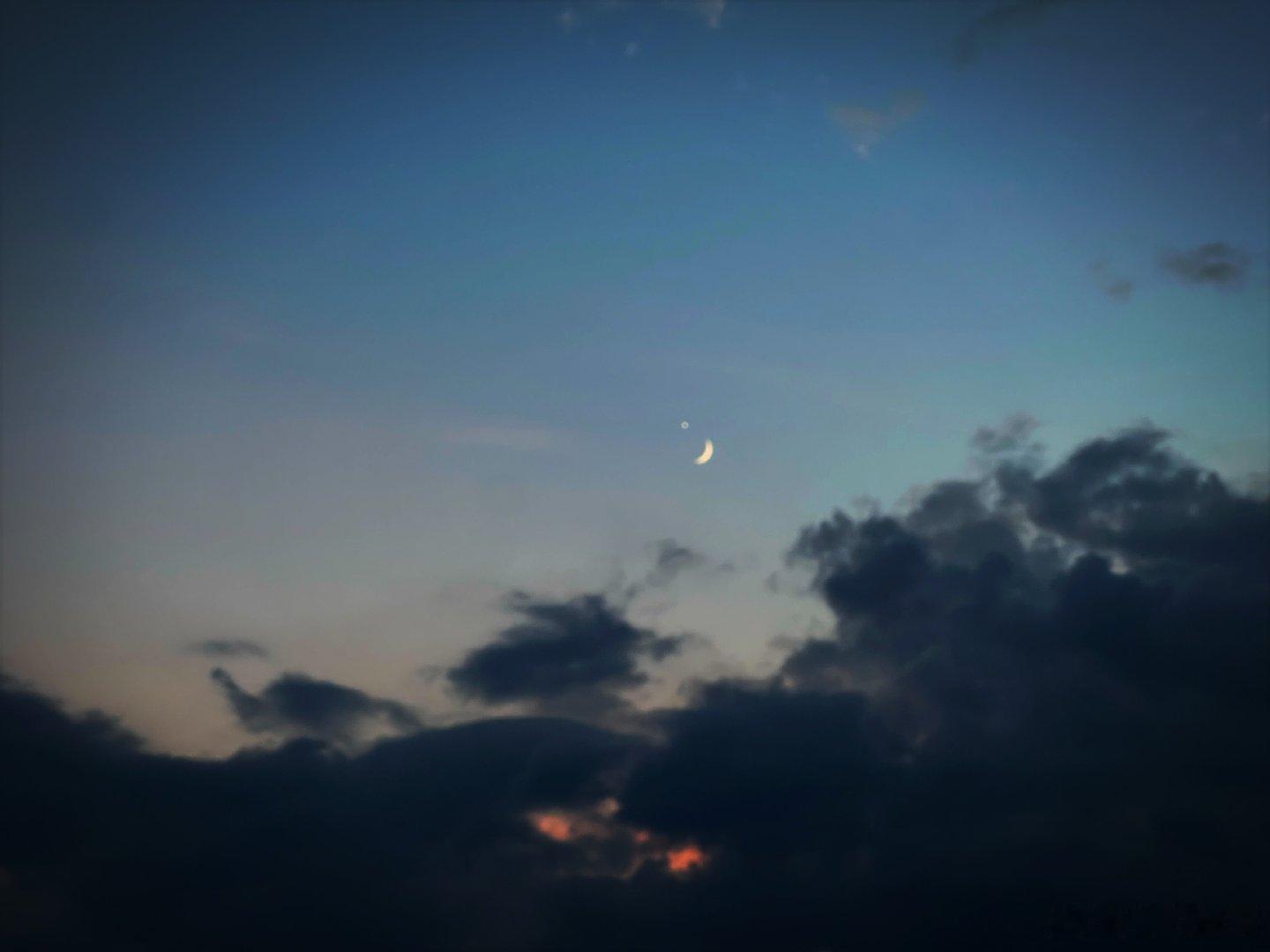 太阳落山后晚19:38时初月合金星很多也要落山此时此刻 20260914。周一。