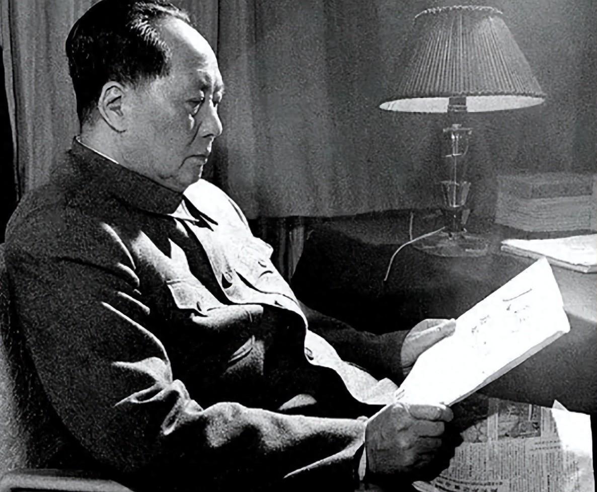 秘书在宴席上因拘谨被毛主席注意，毛主席通过询问姓名缓和气氛，竟意外认出他是自己的