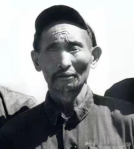 他用一条破船救下七千多红军；他隐姓埋名17年靠打零工糊口；他让开国元帅牵挂半生。