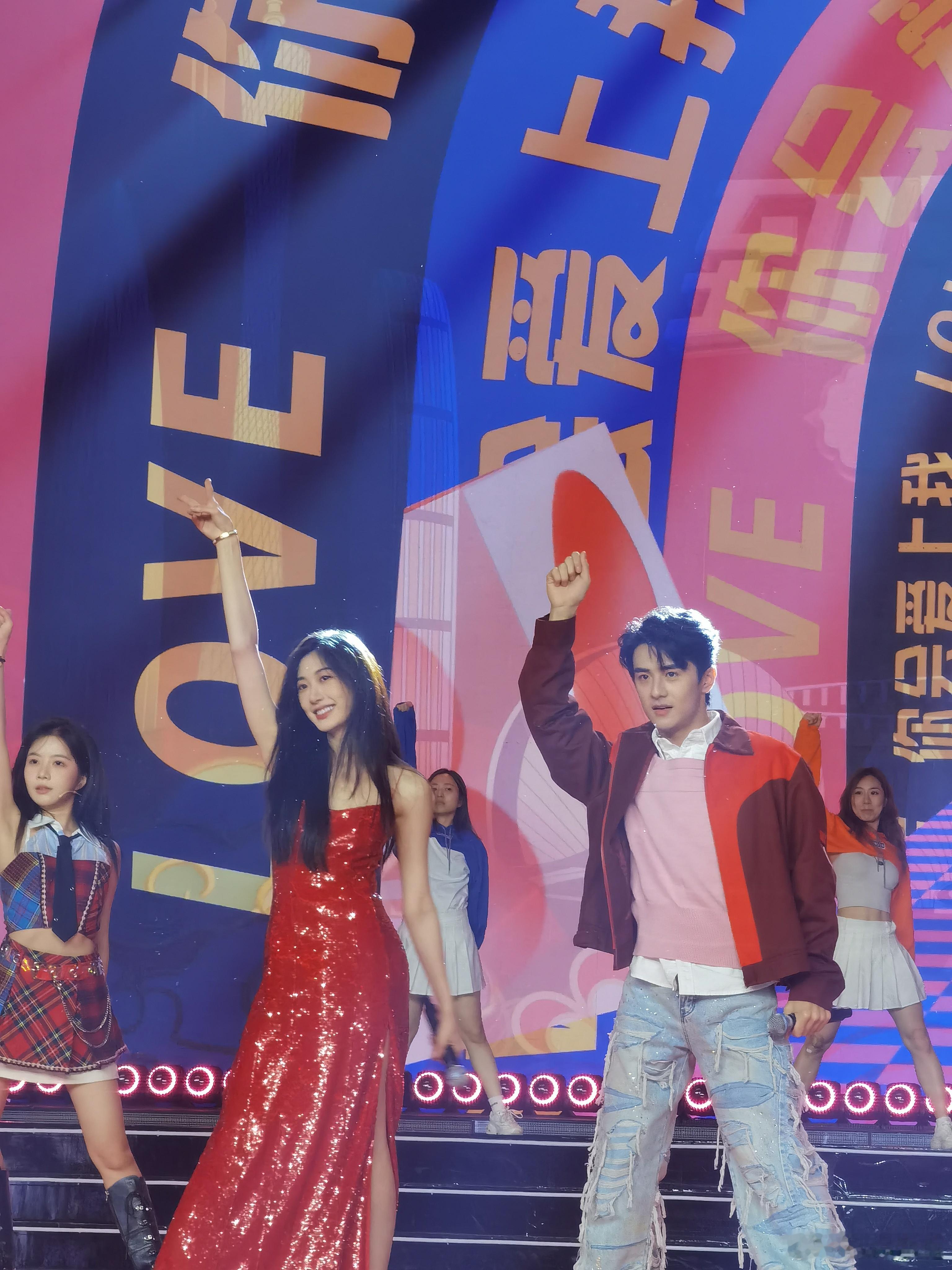 乐言奥斯卡首次同台唱跳  乐言奥斯卡同台撒糖 乐言奥斯卡这对组合杀疯了！《你会爱