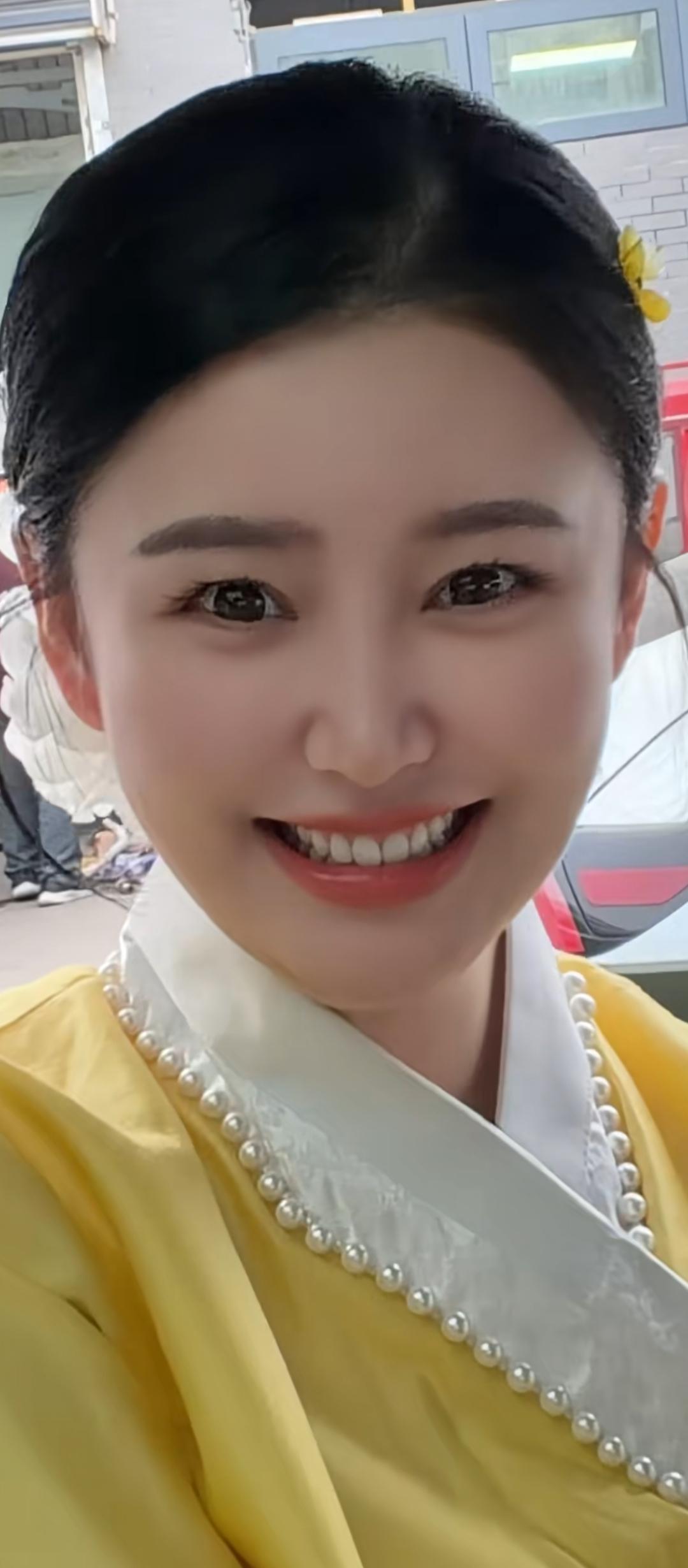 微笑的少女，散发着甜美与优雅的气息。