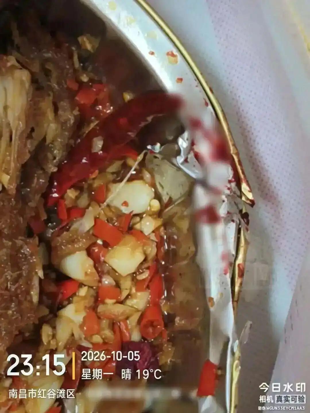 “吵翻了！”江西南昌，男子点了一份外卖，岂料，其在拆铝箔盒时，左手被破损的锋利边