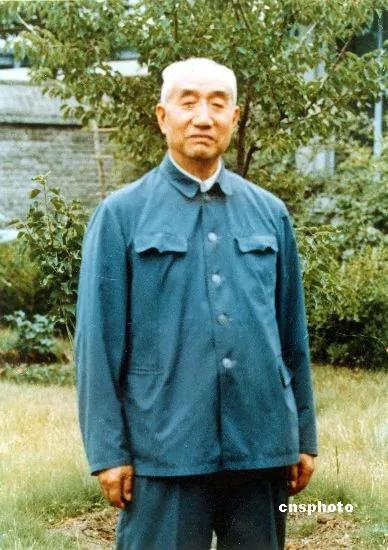 1988年夏天，洪学智和秦基伟站在徐向前家门前，手里提着个工具箱，两人原本是来探