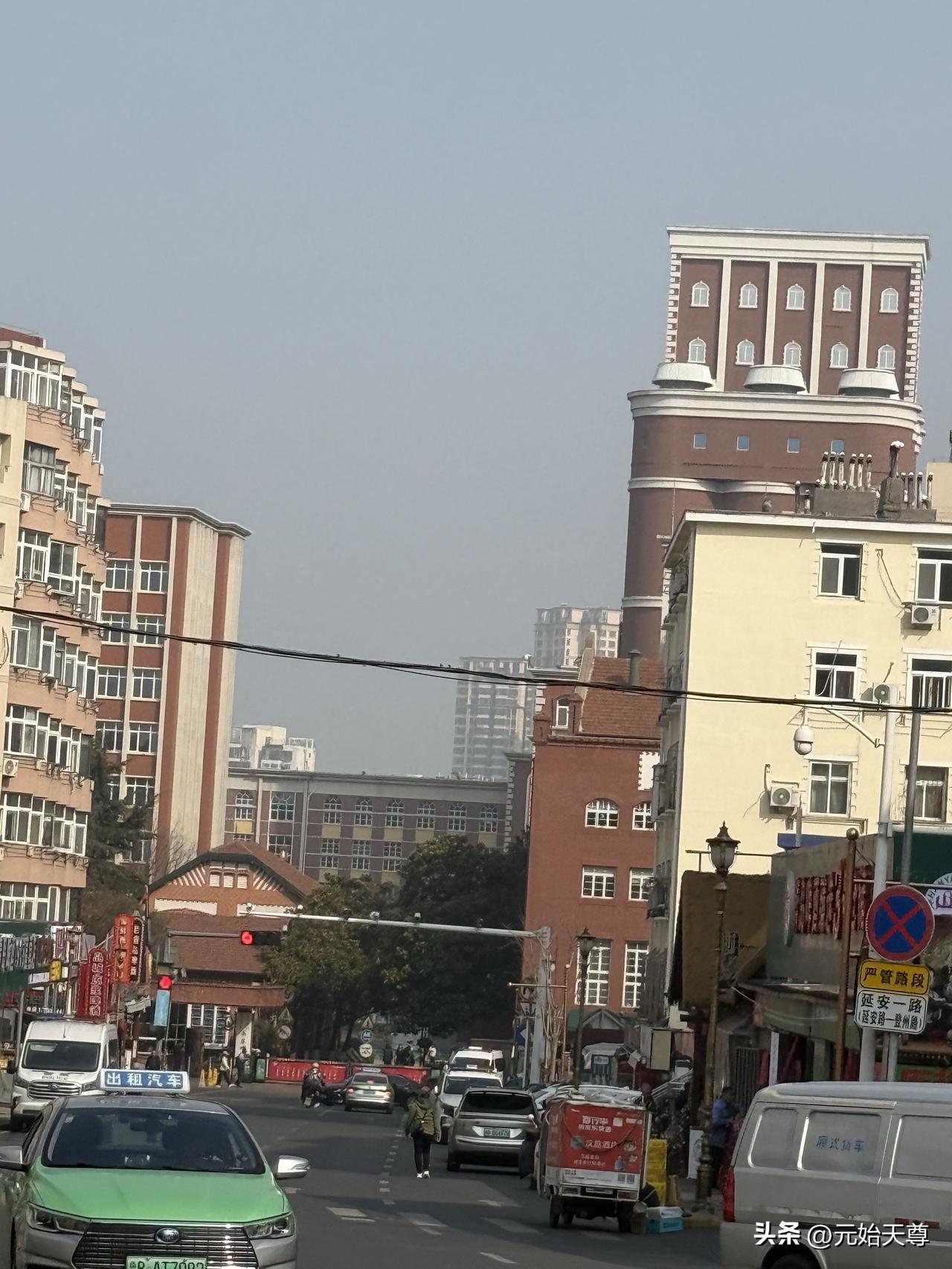 我几天前坐车路过青岛啤酒街看到马路两边的洒店都在大兴土木扩大经营面积，人行道上有