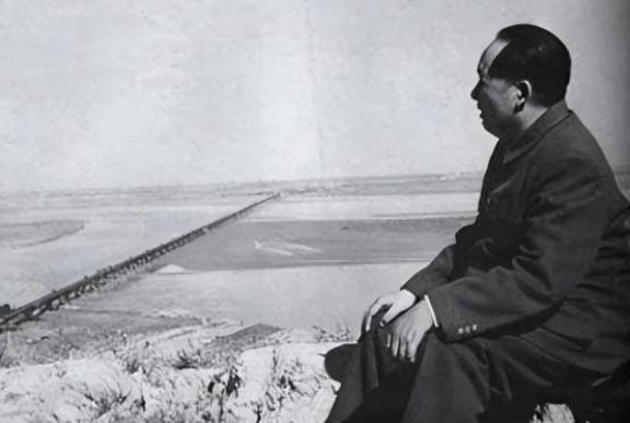 毛主席真是高明，不服不行！原来今天的渤海能完全属于中国，没有一艘外船胆敢驶入，完