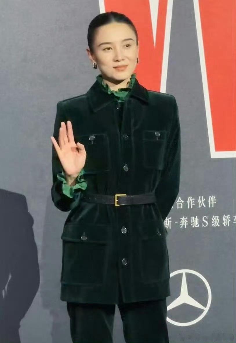 宋佳今天一米八八宋佳这步态把红毯走成加冕之路，优雅是她的呼吸，飒爽是她的天赋，这